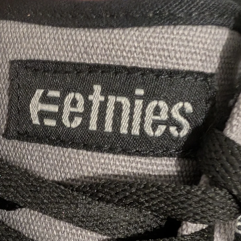 Etnies Gray and Black Sneakers barge LS‎ Men's Size 8.5